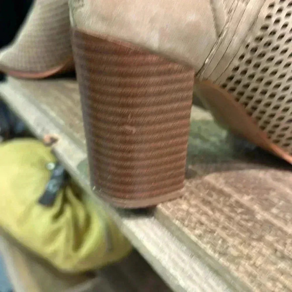 VINCE CAMUTO the Katnina Perforated Nubuck Open Toe Shooties size 7.5 - Picture 8 of 10